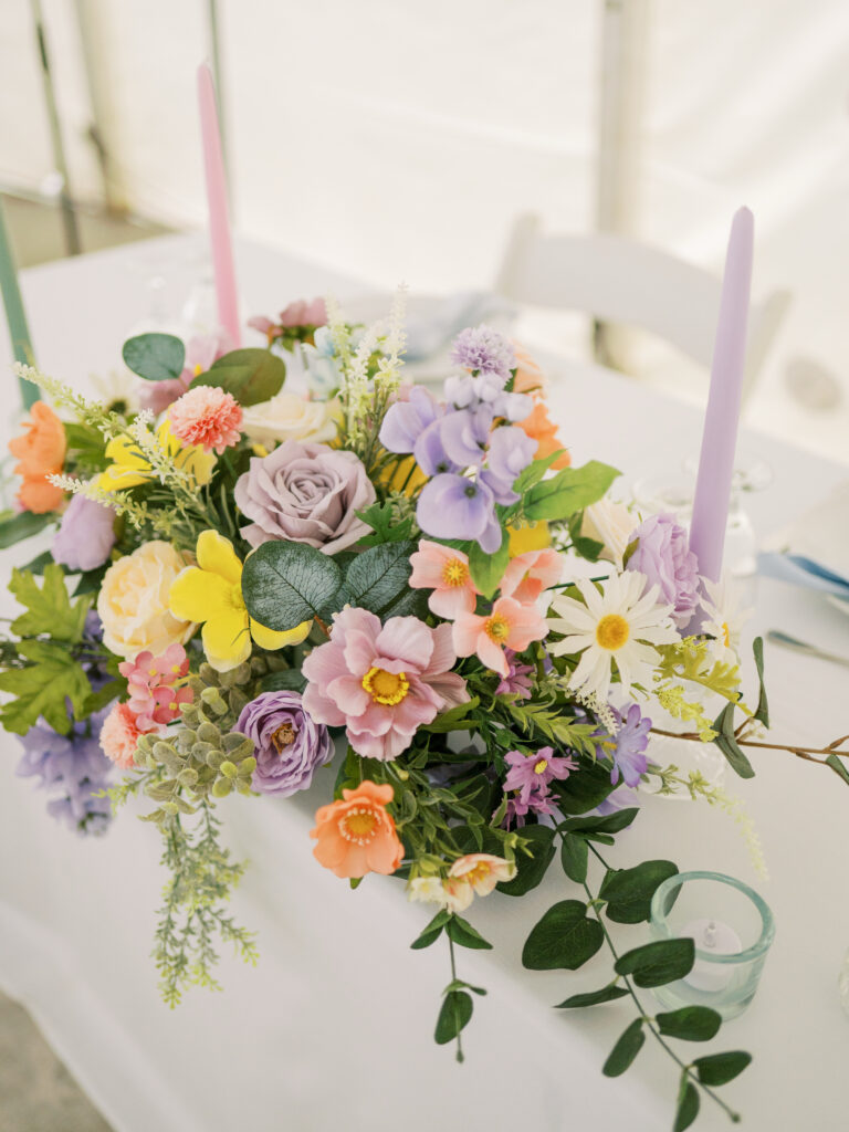 Headtable centerpiece using pastel colours