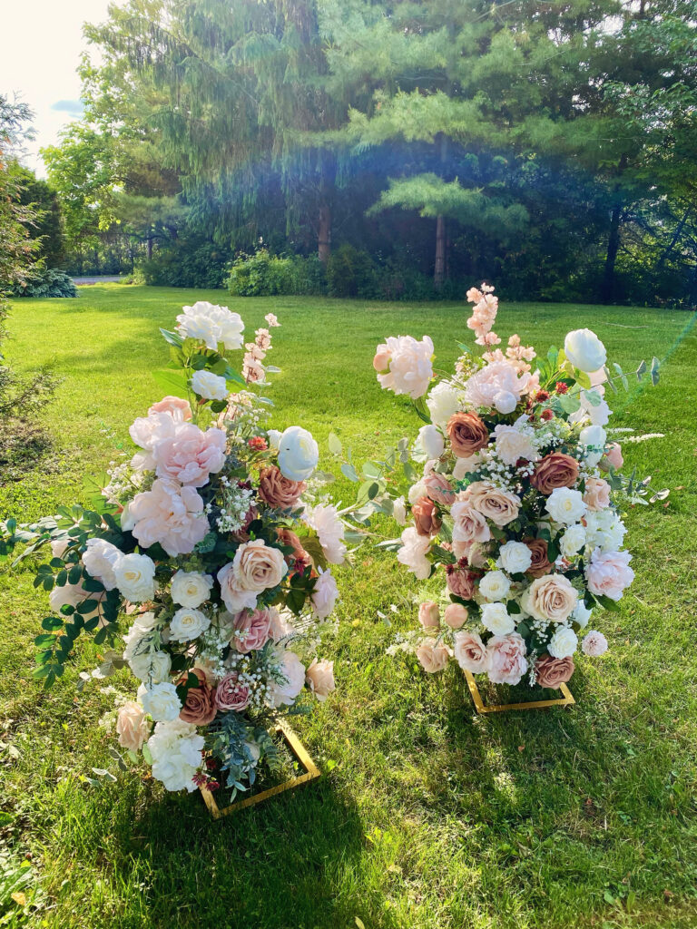 Small floral pillars using ivory, pink and blush flowers