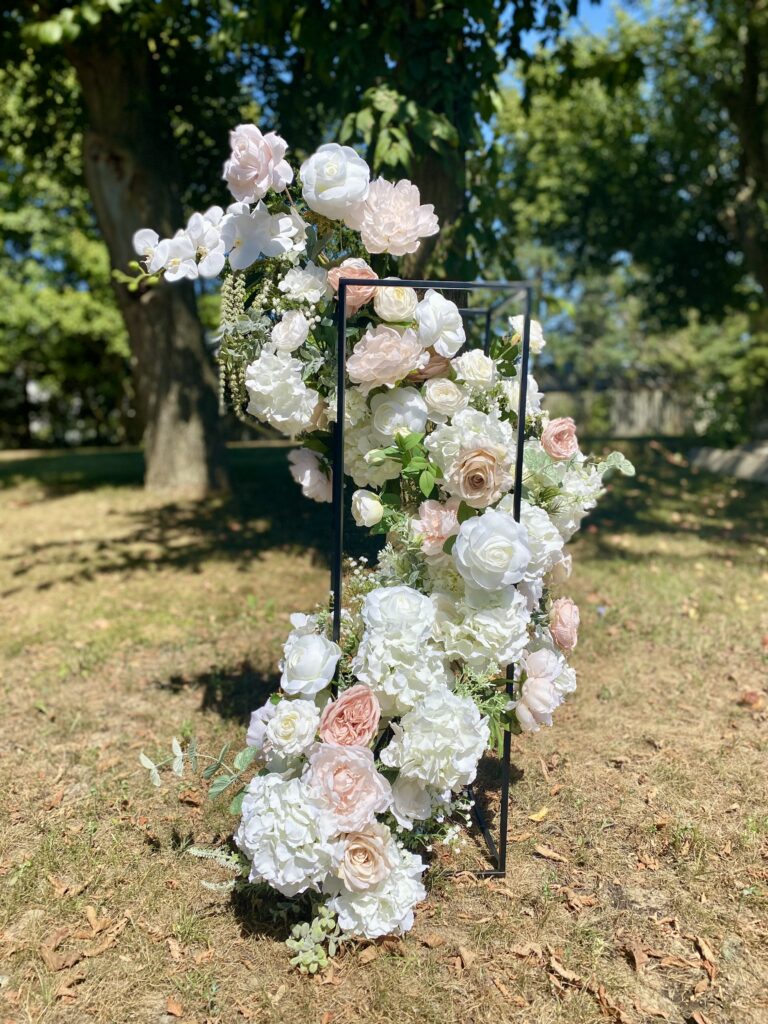 Spiraling small flower pillar